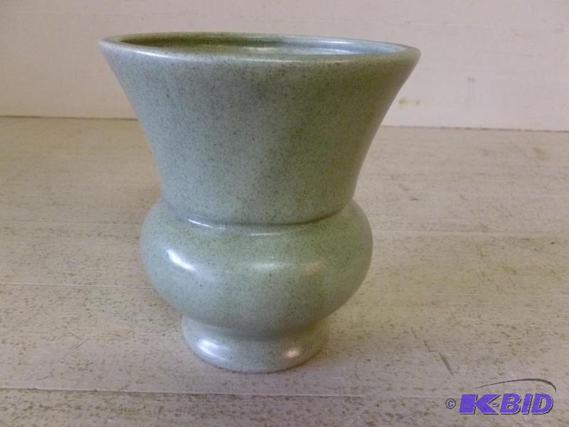 lot 34 image: Beautiful Haeger USA pottery vase that measur...