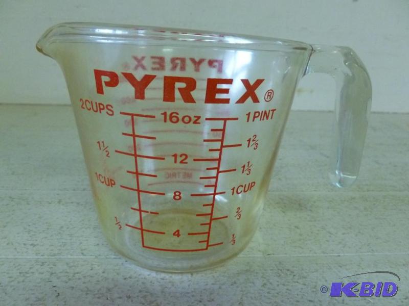 lot 46 image: Large Pyrex 2 cup glass measuring cup, good u...