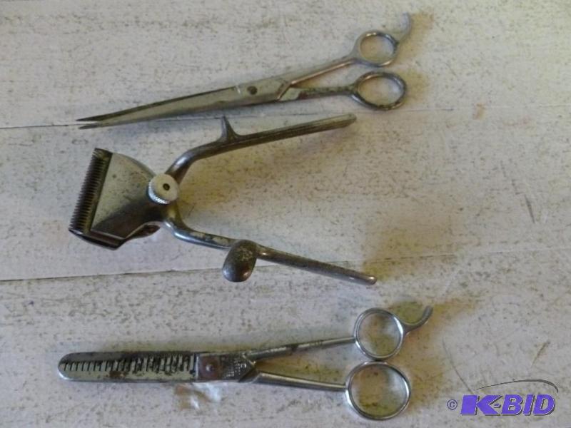 lot 54 image: Lot of three vintage hair care items....