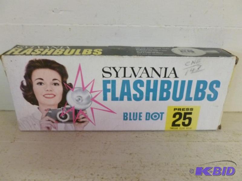 lot 55 image: Vintage Sylvania Blue Dot Flashbulbs, appear...