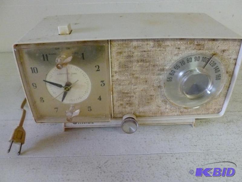 lot 70 image: Vintage General Electric am alarm clock radio...