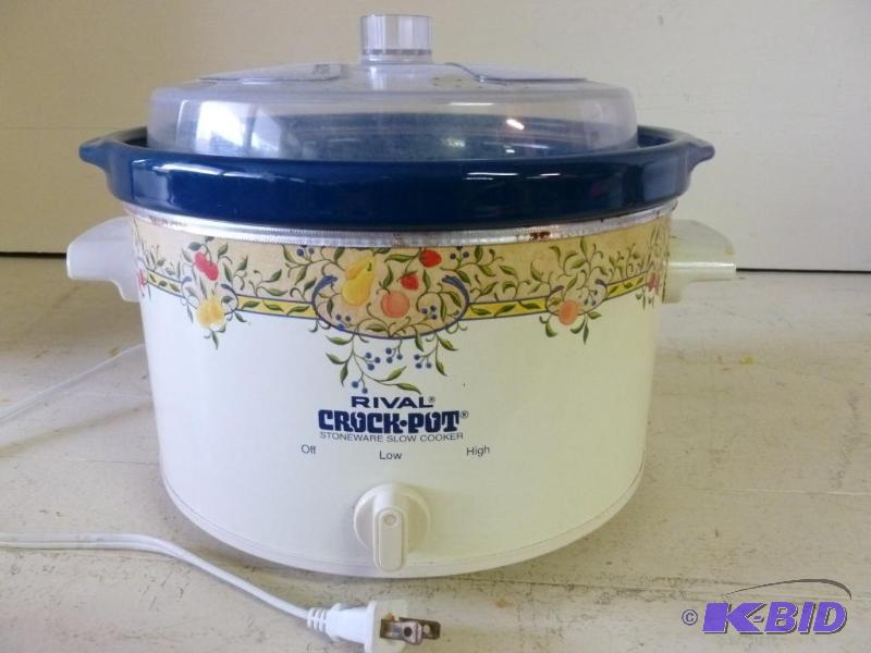 lot 93 image: Large Rival Crock Pot with lid, tested and wo...