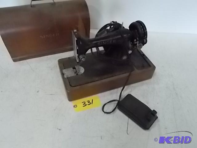 lot 331 image: Vintage Singer Sewing Machine...