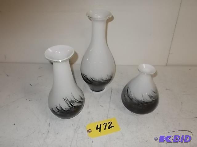 lot 472 image: (3) Vases...