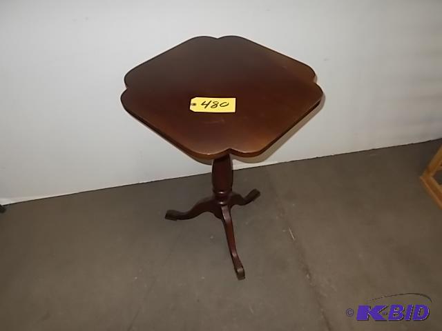 lot 480 image: Folding Table...