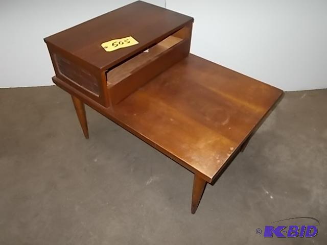 lot 505 image: End Table...
