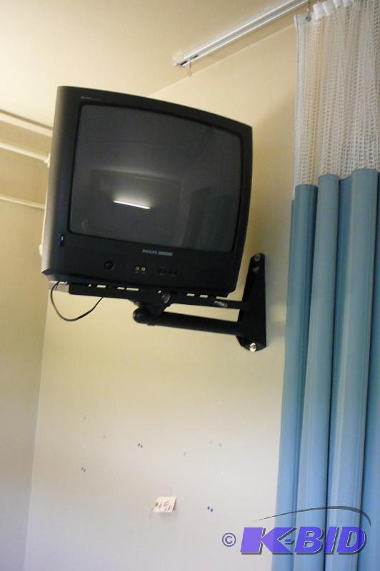 lot 150 image: 19" TV and TV wall mount with remote Mus...