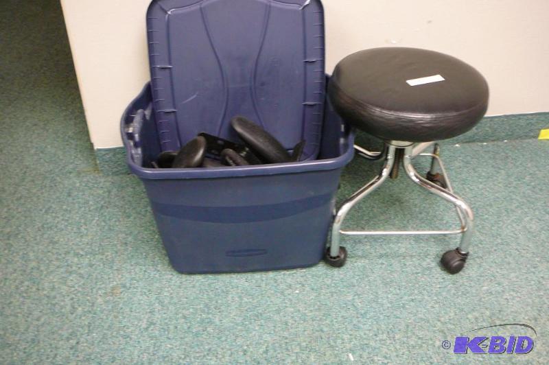 lot 20 image: Adjustable stool on caster with a tote of arm...