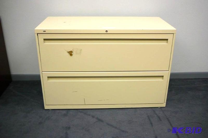 lot 22 image: Hon 2 drawer filing cabinet with keys 42"...