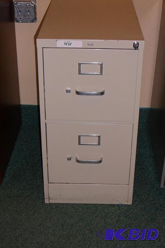 lot 46 image: Hon 2 &nbspdrawer metal filing cabinet with ...