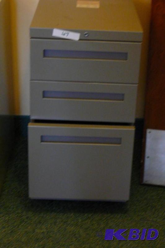 lot 47 image: 3 drawer metal filing cabinet with keys  ...