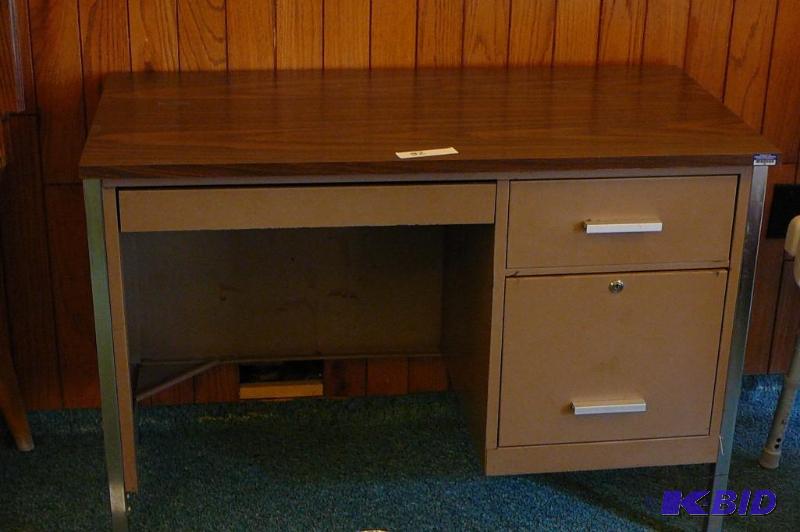 lot 52 image: Metal 2 &nbspdrawer desk  40&quotL x 2...
