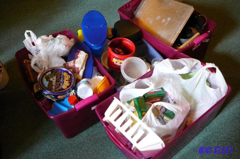 lot 64 image: Large lot of kitchen&nbspsupplies, pots and ...
