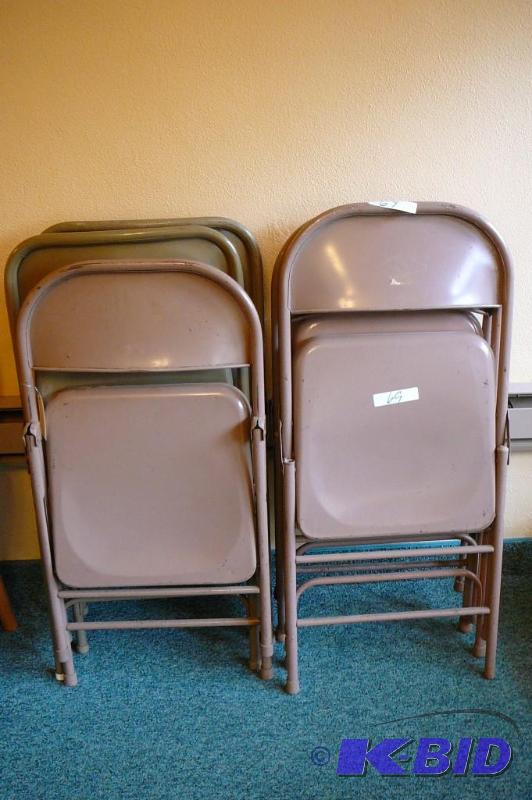 lot 69 image: Lot of 5 folding chairs  ...