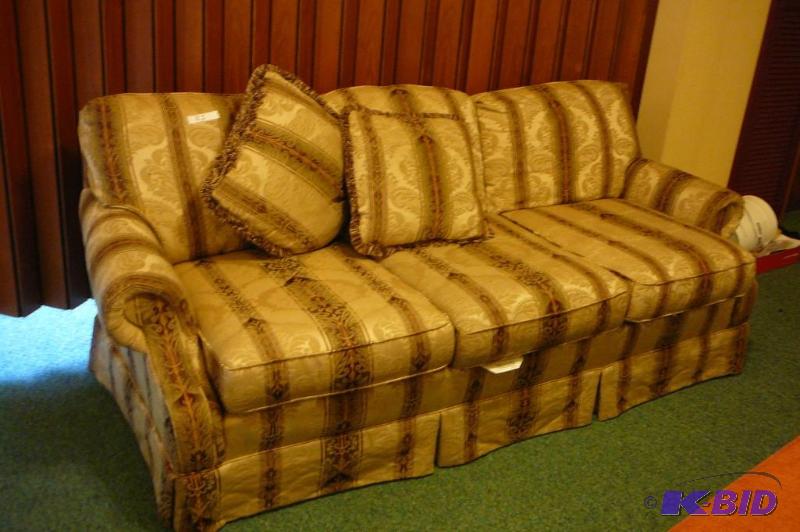 lot 83 image: Stain guard&nbsp2000 couch by Cochrane furni...