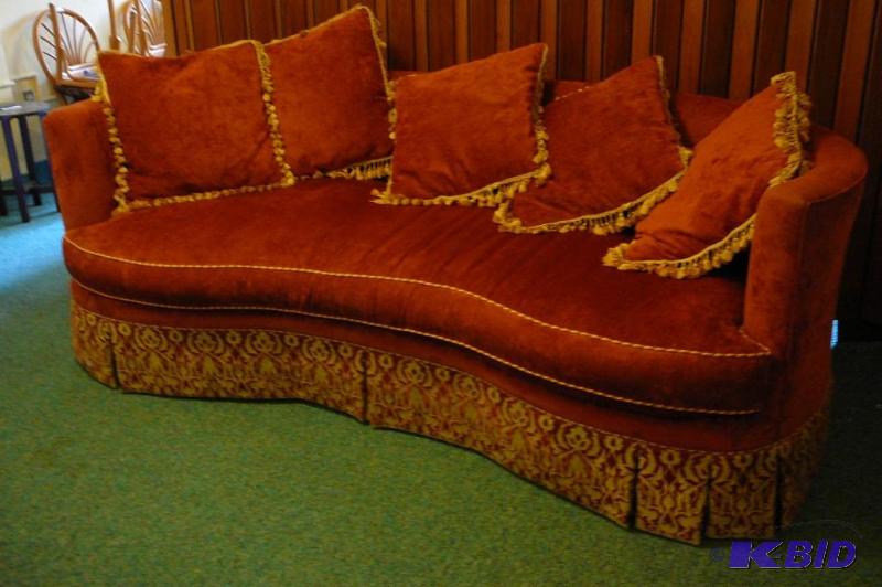 lot 84 image: Harden couch with 5 throw pillow  ...