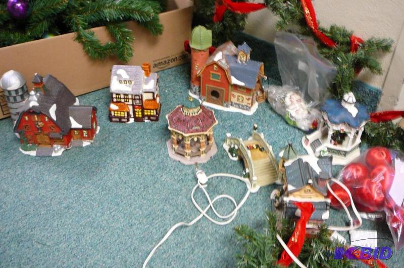lot 176 image: Christmas decorations&nbspand ceramic decora...
