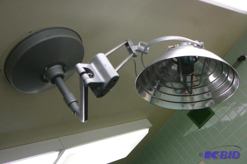 lot 196 image: Castle surgical light Serial # K00373  C...