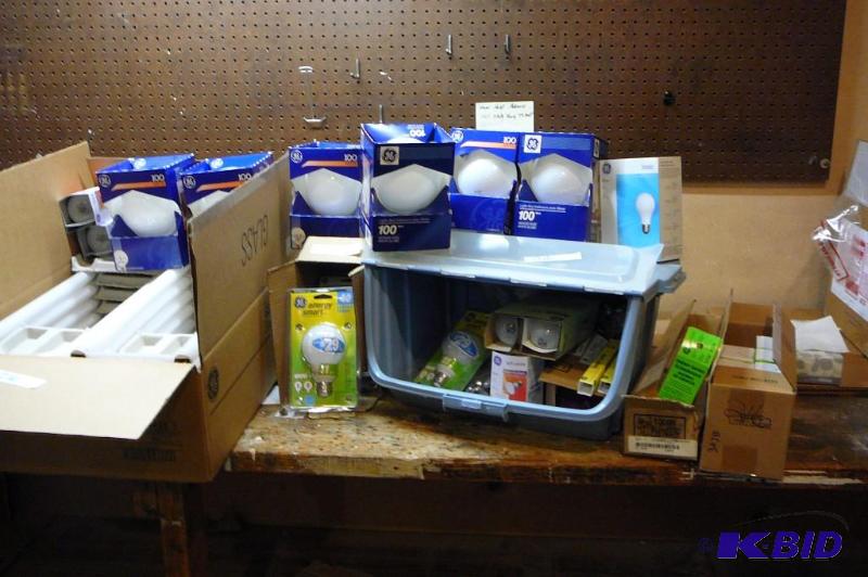lot 216 image: Large lot of light bulbs, 100 watt, 45&nbspw...