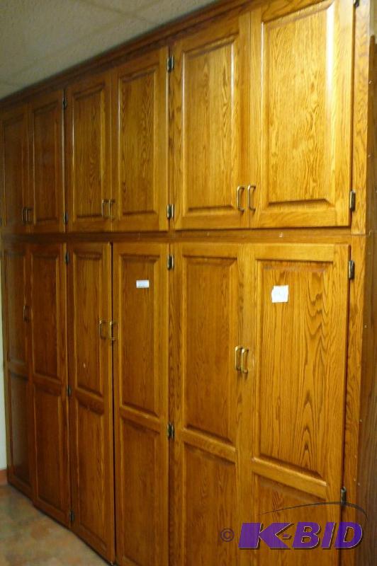 lot 238 image: Oak cabinets top and bottom with shelves that...