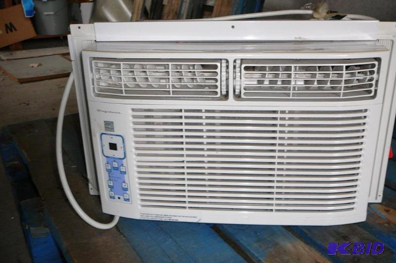 lot 294 image: Frigidaire are conditioner 115 volt , BTU 520...