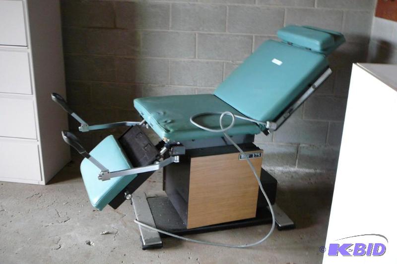 lot 303 image: Ritter 175 medical products&nbspexam table&n...