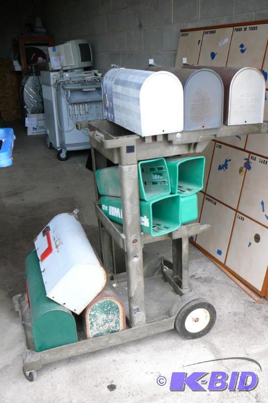 lot 312 image: lot of mail boxes and a nice Rubbermaid ...