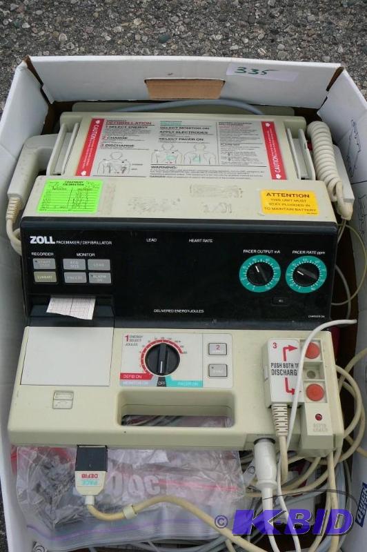 lot 335 image: Zoll pacemakerdefibrillator with cords and m...