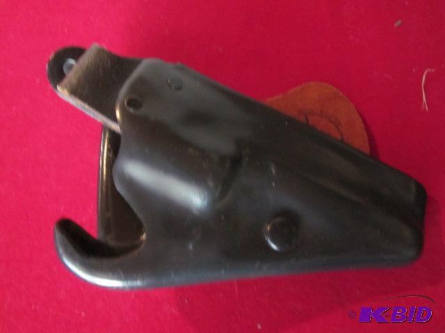 lot 105 image: Black leather Rogers gun holster, please ins...