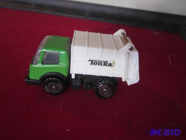 lot 107 image: Vintage small Tonka Truck with metal and plas...