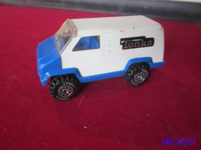 lot 108 image: Small vintage metal Tonka Van....