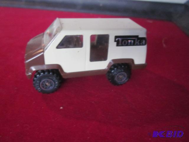lot 110 image: Vintage small Tonka Van....