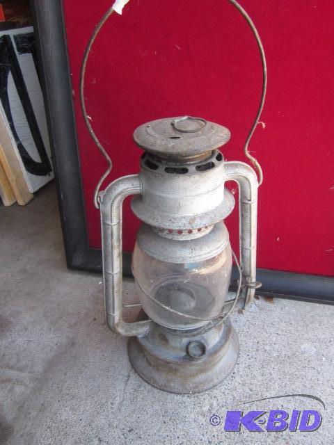lot 121 image: Antique Oil Lamp