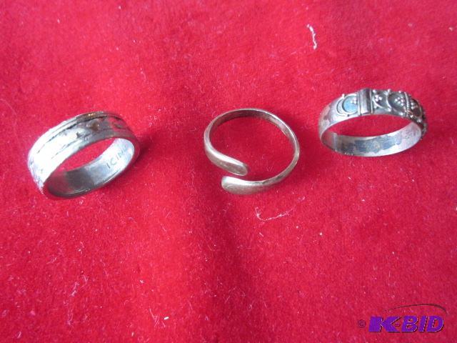 lot 13 image: Jewelry box with (3) piece matching lot of je...