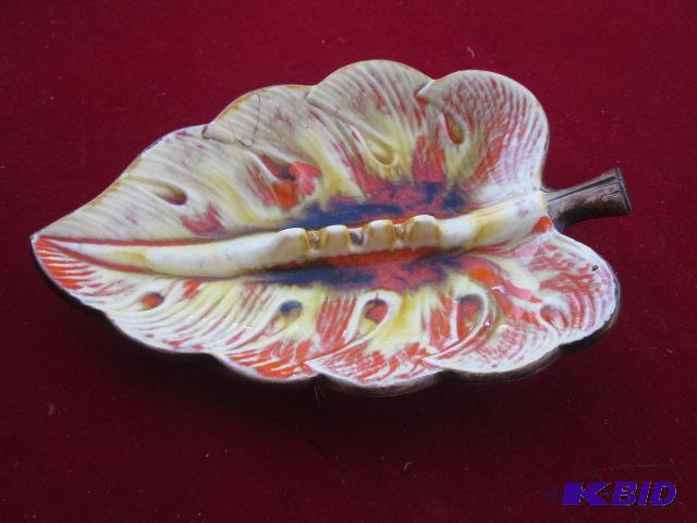 lot 134 image: 8 inch 1963 Treasure Craft ash tray, one smal...