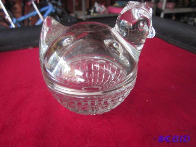 lot 14 image: Vintage (2) piece Anchor Hocking glass Hen ca...