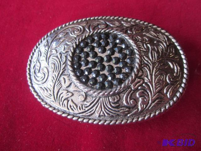 lot 21 image: Metal belt buckle. ...