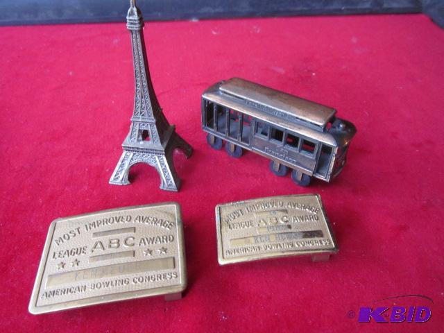 lot 22 image: Lot of brass items. ...