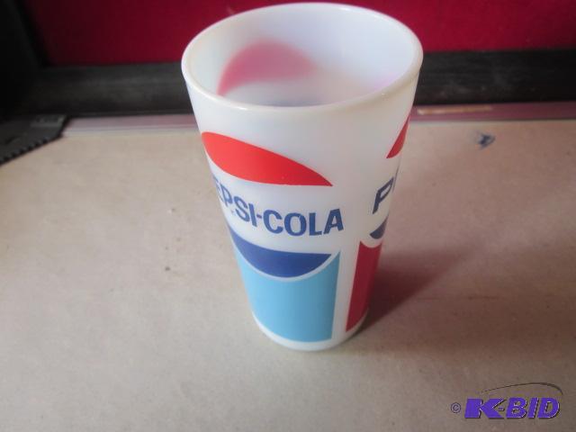lot 36 image: Vintage 1970s rare Hazel Atlas Co. Pepsi mil...