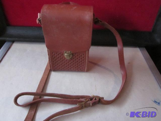 lot 52 image: Vintage General Electric Transistor Radio wit...