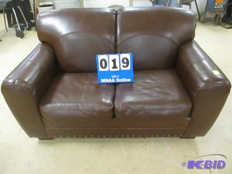lot 00019 image: Brown Leather Loveseat
