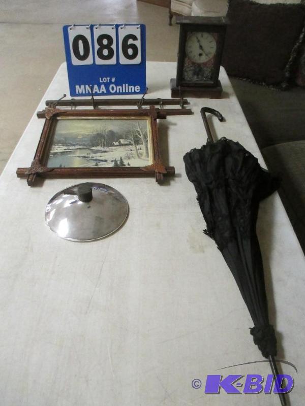 lot 00086 image: Lot of Vintage Items - Parasol Clock 