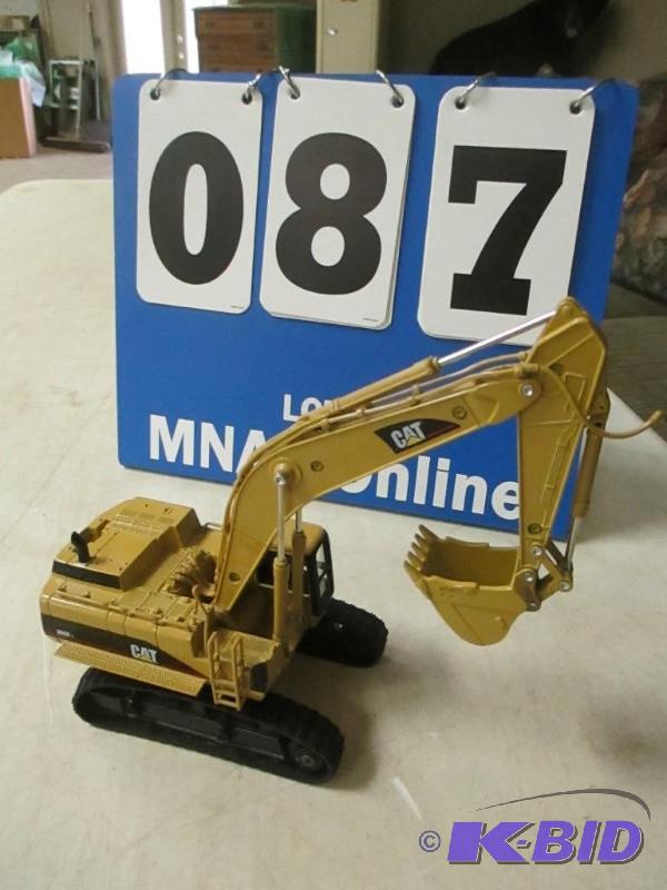 lot 00087 image: Toy CAT 365B Backhoe