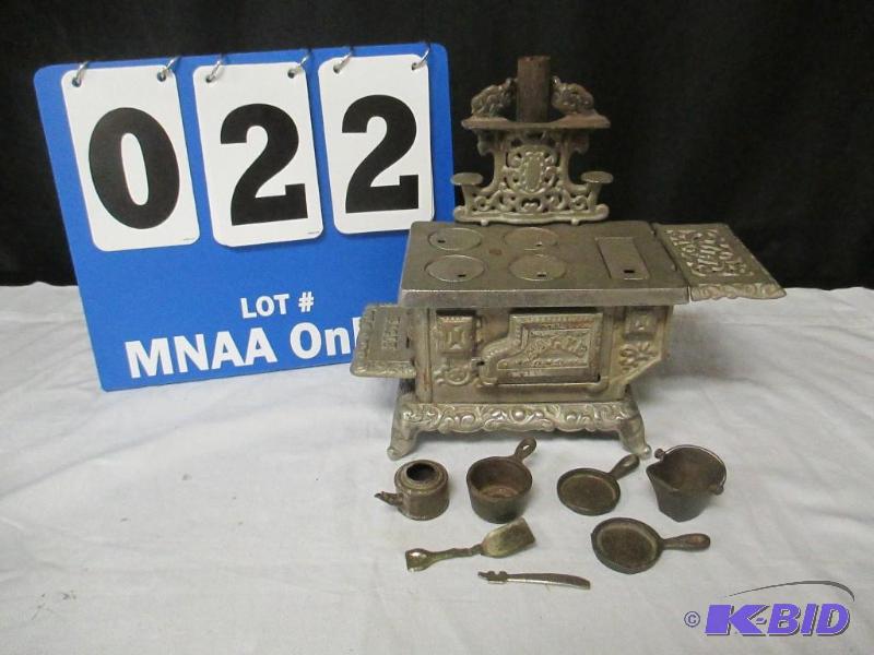 lot 22 image: Vintage Small Metal Stove w Accessories