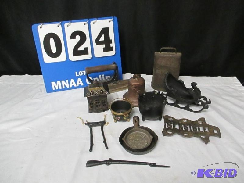 lot 24 image: 12 Vintage Cast Iron Pieces