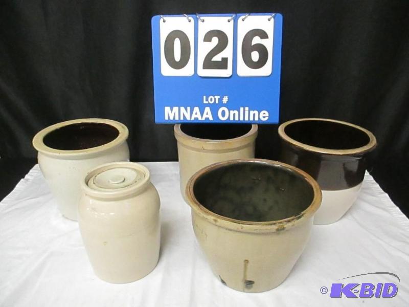 lot 26 image: 5 Vintage Crock Pieces