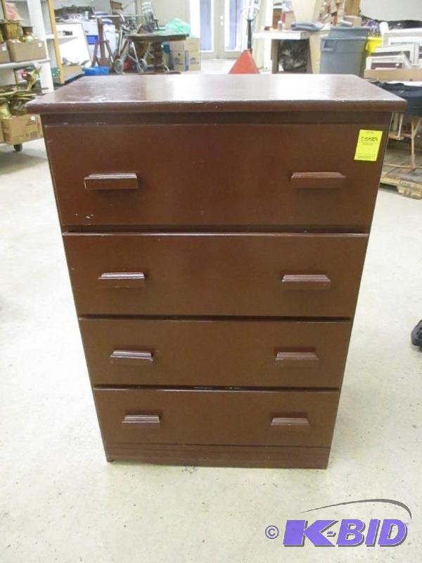 lot 4 image: Vintage 4 Drawer Dresser