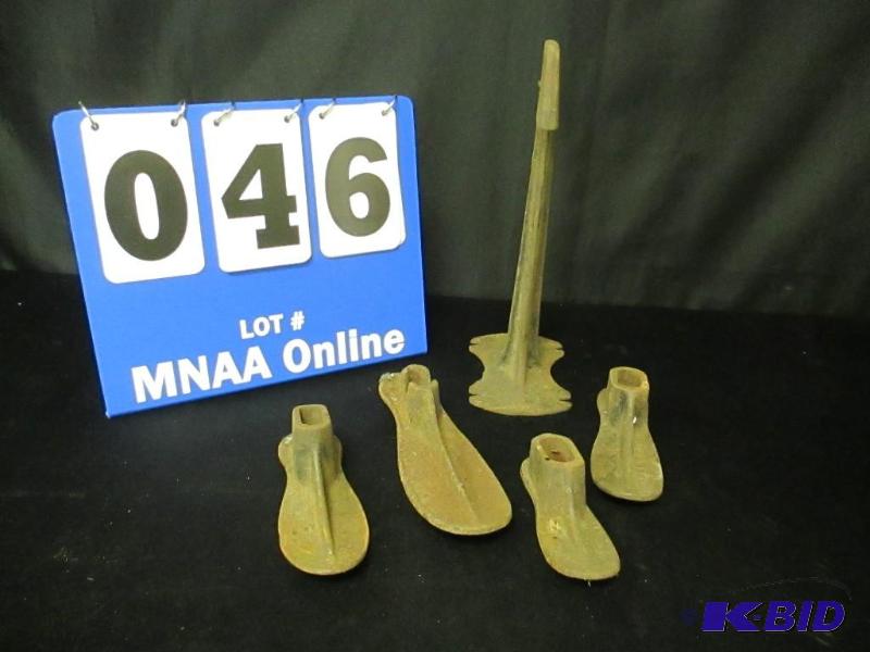 lot 46 image: Vintage Cast Iron Shoe Cobbler Repair Stand & Forms