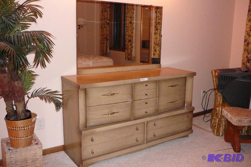 8 drawer dresser and mirror dresser is 18-12...