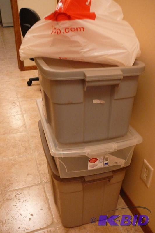 3 totes 1-14 gal 1-18 gal 1- 26 qt with lids ...